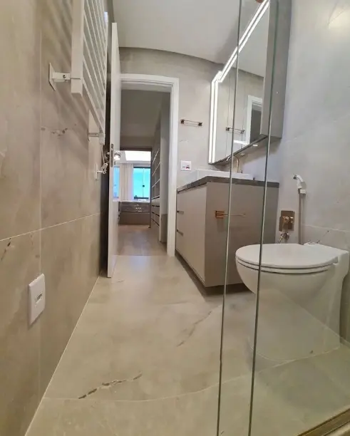 Soft color palette choices always create a good bathroom atmosphere – Project by Veronica Fraga.