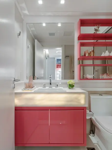 O modelo de armário de banheiro deve seguir o mesmo estilo de decoração do banheiro ou lavabo, para levar elegância e continuidade à decoração.