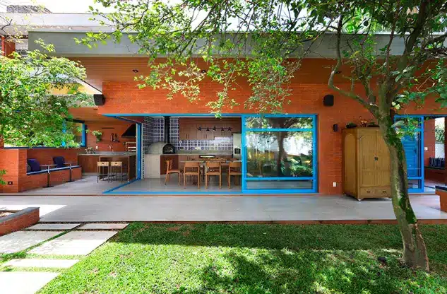 Tijolo à vista é uma material clássico para revestimento de parede externa – Projeto: Mandril Arquitetura | Foto: Mariana Orsi @marianaorsifotografia