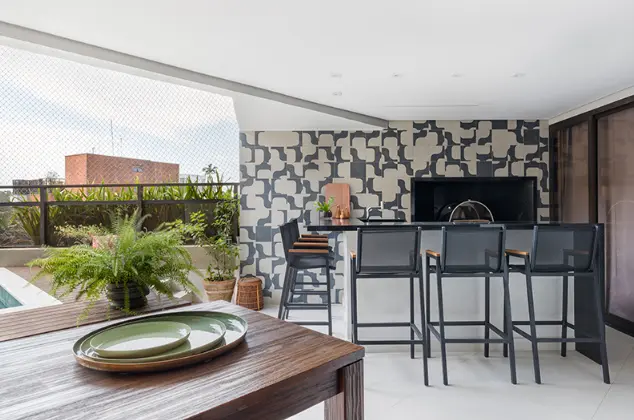 Porcelanato é uma boa opção para ser usado como revestimento de parede externa, pois é versátil e apresenta alta durabilidade – Projeto: Mageste & Blinovas Arquitetura | Foto: Julia Nóvoa