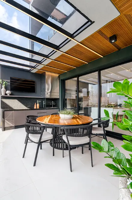 Glass barbecue + granite sink + glass pergola in the barbecue area – Project: Jacqueline Fumagalli | Photo: Ronaldo Rizutti