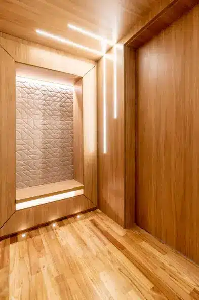 Lighting is crucial in decorating a small entrance hall – Project: Sabrina Salles | Photo: Julia Herman