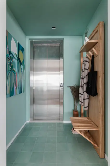 Prefer narrow furniture for the entrance hall, like this charming wooden bench and coat rack – Project: Duda Senna Architecture | Photo: Gisele Rampazzo