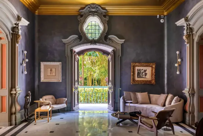 Darker tones and even patterned wallpaper can be used in a large entrance hall – Project: Rodrigo Jorge Studio | Photo: André Nazareth/CASACOR