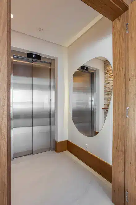 Light colors + mirror to enlarge the entrance hall – Project: Carol Goncalves – Tatu Architecture | Photo: Thiago Travesso