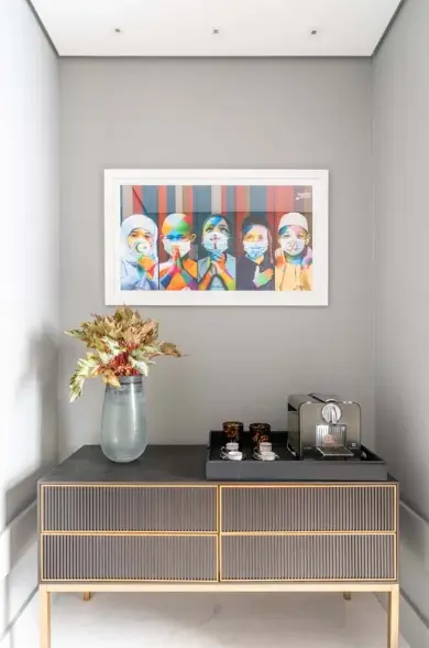 A coffee corner in the entrance hall to make the space more inviting – Project: Sabrina Salles | Photo: Julia Herman Photography