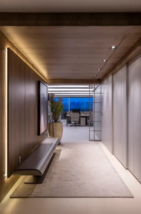 When the entrance hall is large, you can be bolder with décor and color choices – Project: Patricia Hagobian | Photo: Raul Fonseca