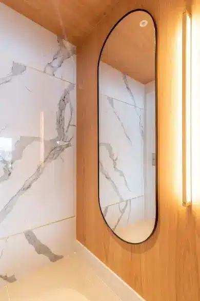 Porcelain is one of the most recommended coatings for the entrance hall – Project: Sabrina Salles | Photo: Julia Herman