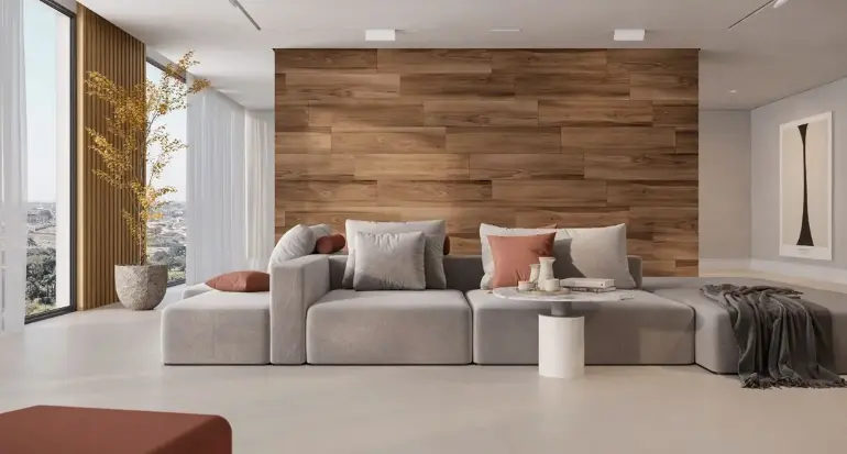 O porcelanato AMBAR BW NAT foi especificado na parede desta sala de estar – Foto: Portinari