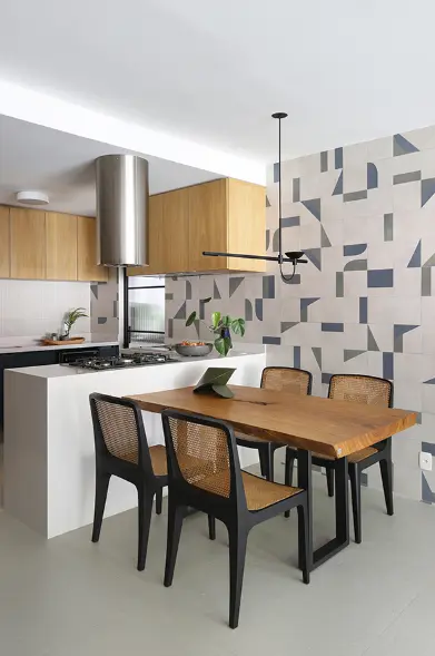 The island with cooktop is ideal for those who enjoy cooking without isolating themselves from others – Project: Mandril Architecture | Photo: Mariana Orsi @marianaorsifotografia