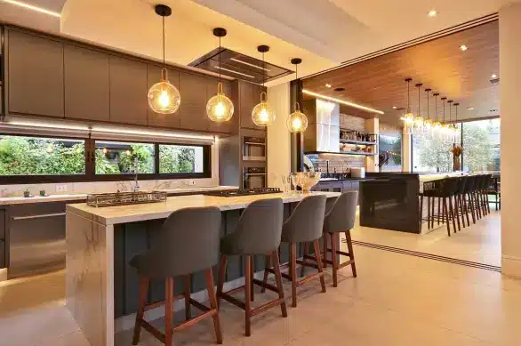 Island with marble cooktop + planned furniture + pendant lights – Project: Leonice Alves