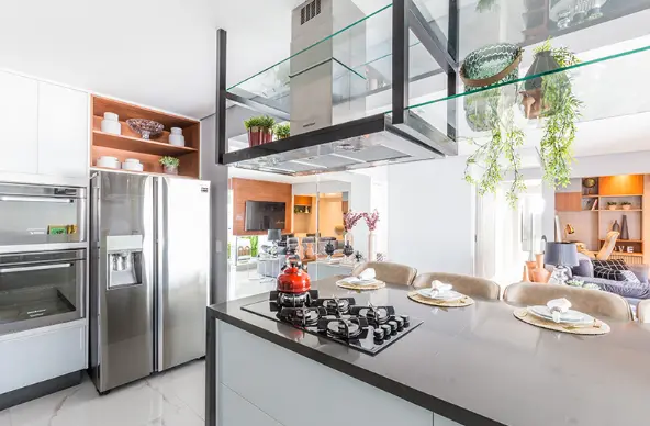 The island with cooktop centralizes culinary activities – Project: Daniela Funari Architecture | Photo: Mariana Camargo