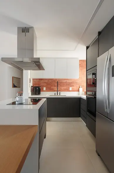 Spacious planned kitchen decorated with island with cooktop – Project: Pitaco Architecture | Photo: Felco