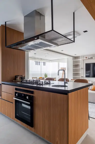 Kitchen decor in wooden tones + kitchen with sink and cooktop – Photo: Fernanda Marchette Architecture