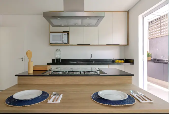 Island with cooktop in a small kitchen, practical for everyday use – Project: Camila Palladino Architecture | Photo: Samantha Martins / MM Foto e Filmagem