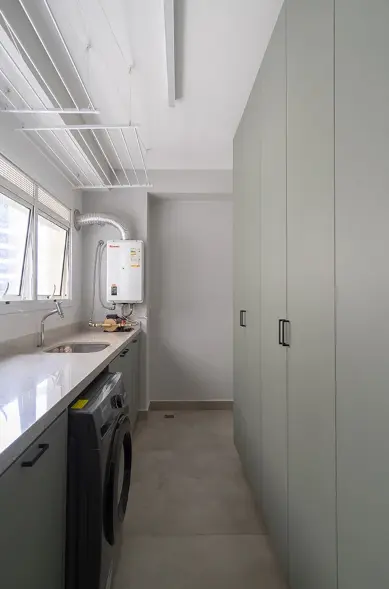 O armário multiuso para lavanderia é um dos modelos mais práticos para o dia a dia – Projeto: Mandril Arquitetura | Foto: @diegowicfoto