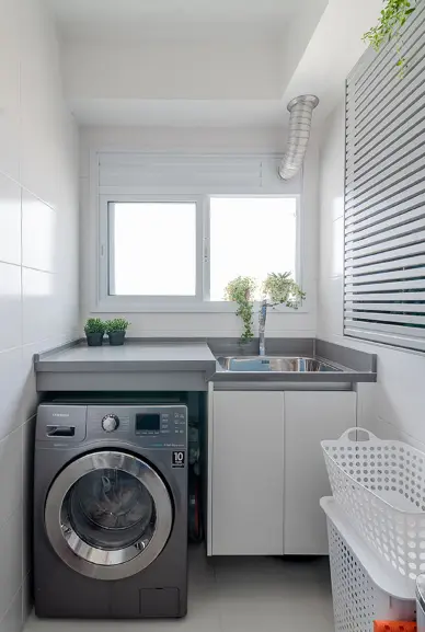 Decoração com estilo moderno para lavanderia pequena planejada – Projeto: Mari Milani + Arquitetas – Foto: Erika Urbino
