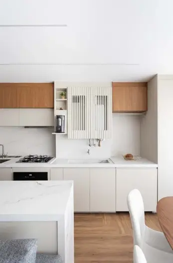 Lavanderia pequena moderna integrada à cozinha – Projeto: Rafaella Grasnoff – Loft 7 Arquitetura | Foto: Dam Mol