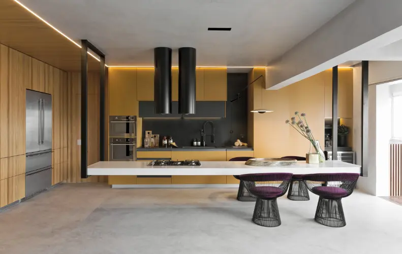 Yellow and black stand out in this modern kitchen with an island – Project: Diego Revollo | Photo: Alain Brugier