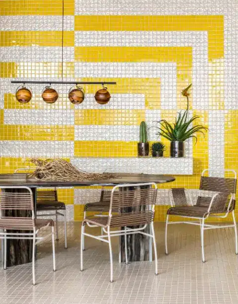 Neutral tones such as beige, white, and gray are perfect for combining with yellow – Project: Jean de Just | Photo: Renato Navarro/CASACOR