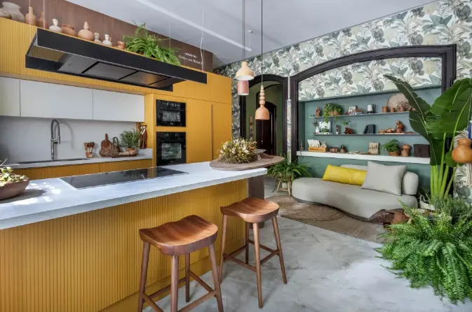 A tropical and cheerful kitchen in green and yellow – Project: Amanda Miranda | Photo: André Nazareth/CASACOR