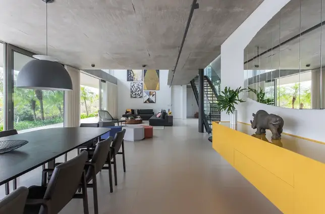 The yellow suspended sideboard stole the scene in this dining room – Project: Thais Venturelli Chehin | Photo: Thiago Travesso