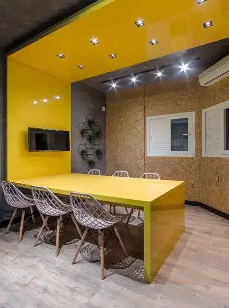 Cores vibrantes podem ser usadas, mas é preciso tomar cuidado para não sobrecarregar o escritório moderno – Projeto: Jacqueline Fumagalli | Foto: Ronaldo Rizutti