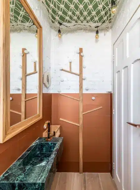 O vaso com bomba trituradora embutida Sanicompact C4 é perfeito para o lavabo pequeno – Foto: Sanitrit
