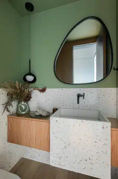 A combinação do preto com a madeira tornou este lavabo pequeno aconchegante e caloroso – Projeto: Evelyn Muller