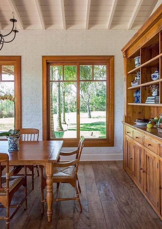 In these cases, you can even opt for a variation between the wood tones present in the windows and doors, creating a unique contrast!