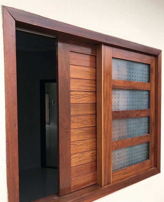 This is because it is a small window, installed in higher areas precisely to prevent vision from one side to the other.