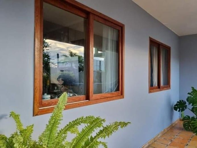 Following specific wooden window model suggestions, there is also the one in the inspiration below, which as a differential features sliding doors.