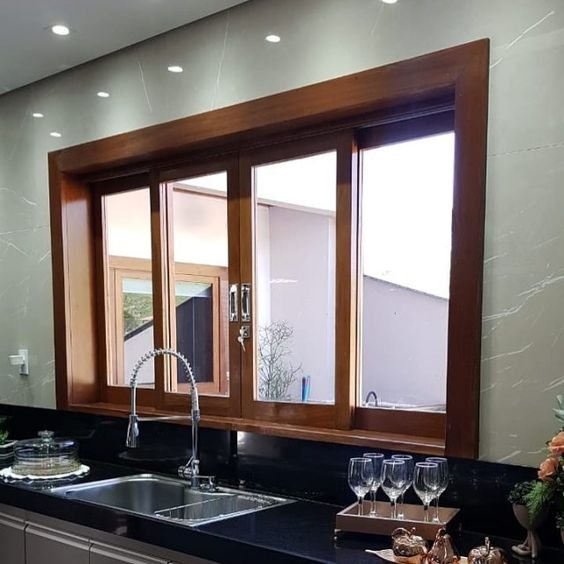 However, even if glass is present, there are many ways to highlight the wood, starting with windows with larger edges like the model below.