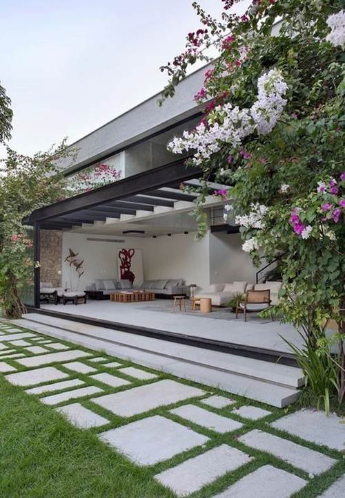 In this cozy leisure area, the highlight is a wooden pergola, accompanied by a space that highlights the material in each detail.