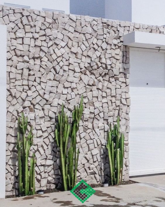 In the case of the inspiration below, Portuguese stone was used more specifically. It has different ways of application, including this model with a more irregular application.