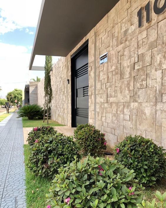 This is the wooden stone, an original option that really looks a lot like wood, with the beauty and sophistication of the material.