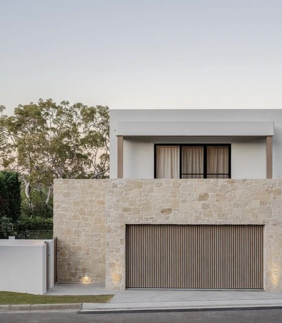 If the land of your house has any unevenness, the stone wall is also an excellent suggestion to adjust this detail and organize the building.