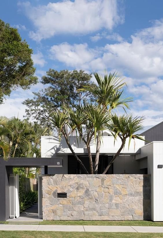 The versatility acquired with this wall is something to be considered, once there are several types of stones to be used, allowing you to choose the one that best matches the project.