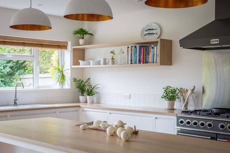 1. A single kitchen niche can make a big difference in decor. The rectangular wooden niche above the countertop holds decorative objects.