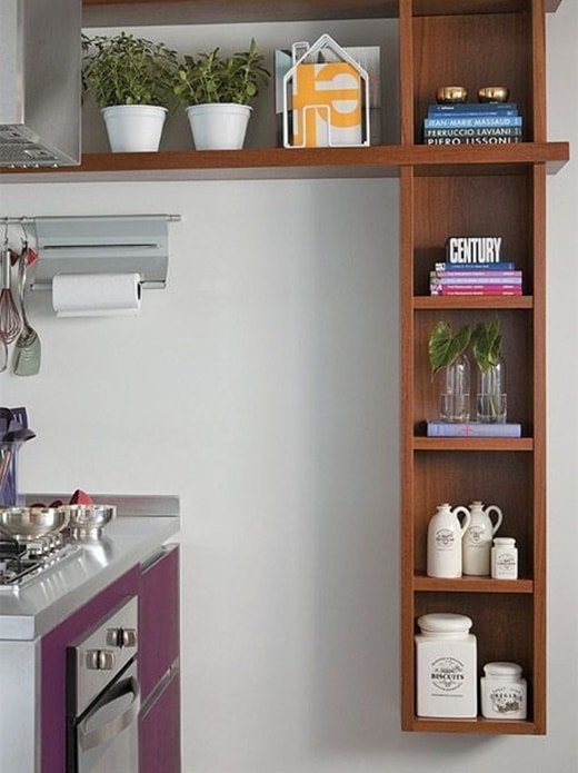 4. The large wooden kitchen niches that intersect also enhance the decor, highlighting the environment.