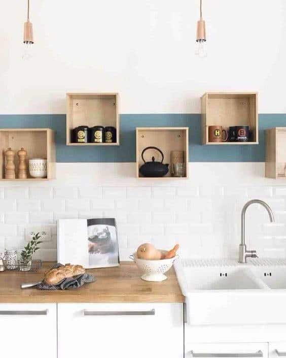 8. Square kitchen niches are alternately positioned, maintaining visual balance. The pure wood also has a rustic touch.