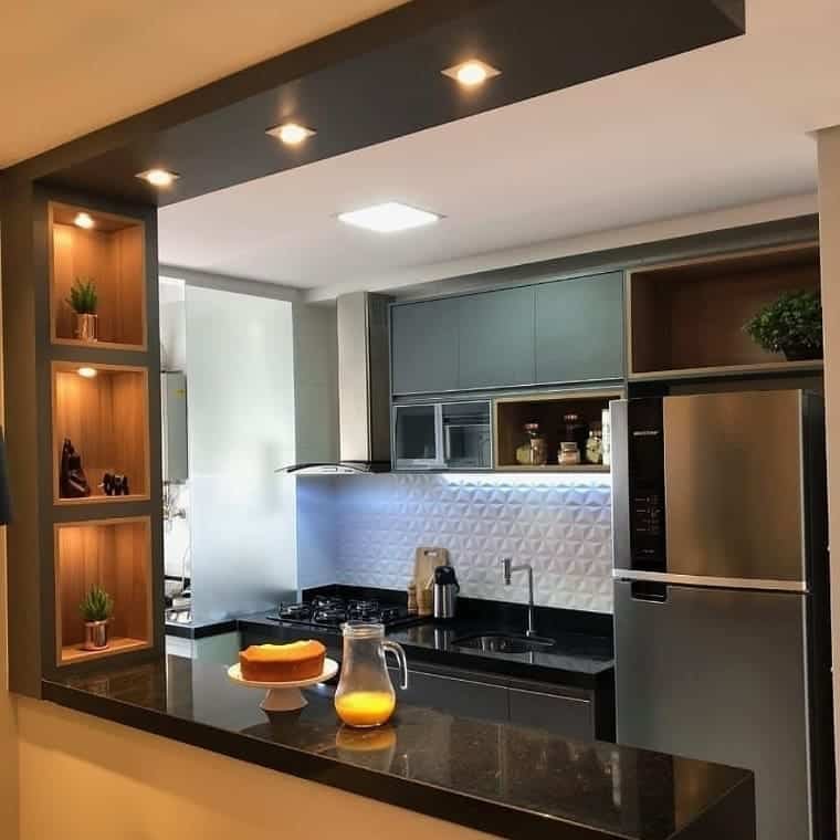 18. Here, the shape of the kitchen niches is more conventional. Placing it above the sink is a great option for functionality and practicality, as well as visibility and the possibility of mixing utensils with decorative objects in one place.