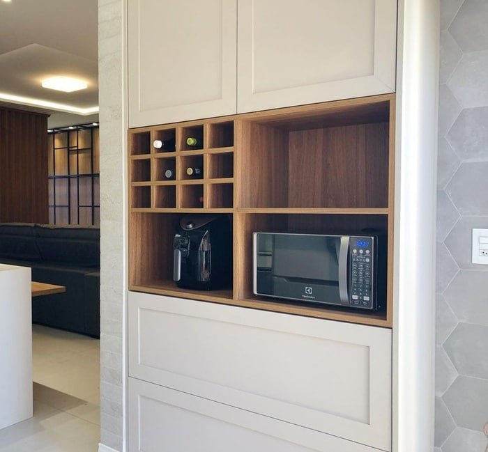 19. White cabinets can become bold and modern with interspersed wooden kitchen niches.