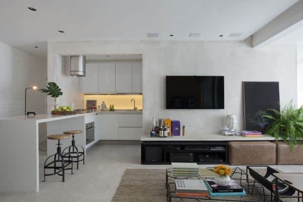 In this inspiration, we see a living room with a plaster partition for the kitchen.
