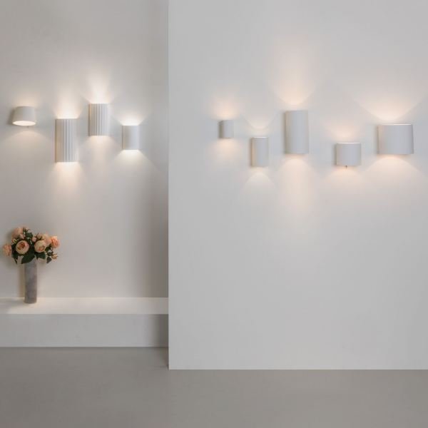 Plaster wall decoration, simple and delicate, without leaving sophistication aside.