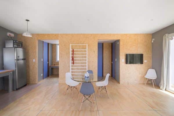 Living room with modern plaster wall, in sand tone and combined with other neutral tones that were very well matched.