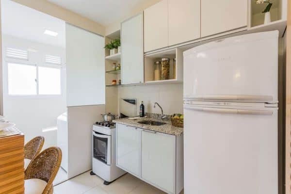 Kitchen with plaster wall in beige tones, ideal for those who want a more classic and clean room.