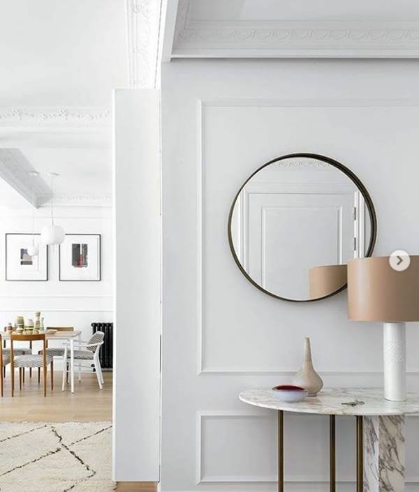 The plaster wall in the living room makes the room even more elegant, a good option for those who want to convey sophistication.