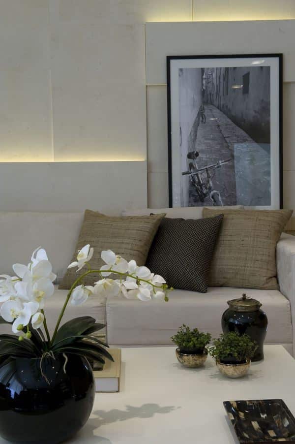 Note that the plaster wall offers a wide variety of finishes, allowing us to have modern details in its finish.