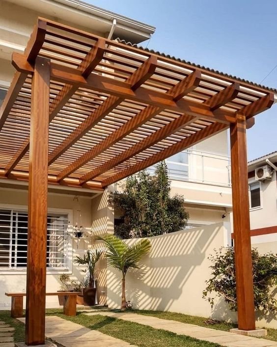 Simple, to be assembled in the middle of the garden, taking advantage of branching plants.